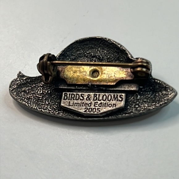2005 Birds and Blooms Pewter Easter Hat Spring Brooch Pin Signed - Picture 5 of 7